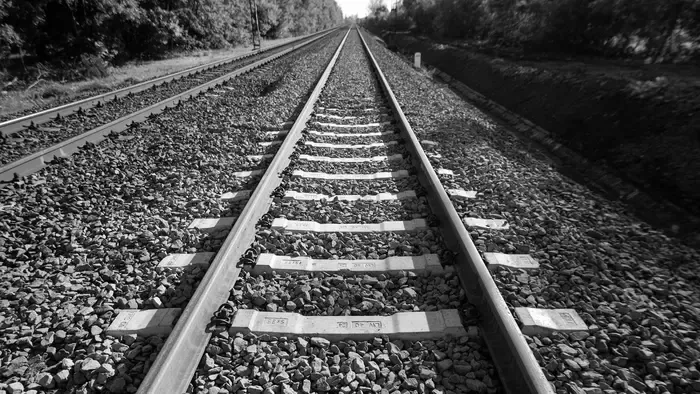 Megállt az utasokkal egy személyvonat az éjszaka közepén Győrnél, rettenetes dolog áll a háttérben