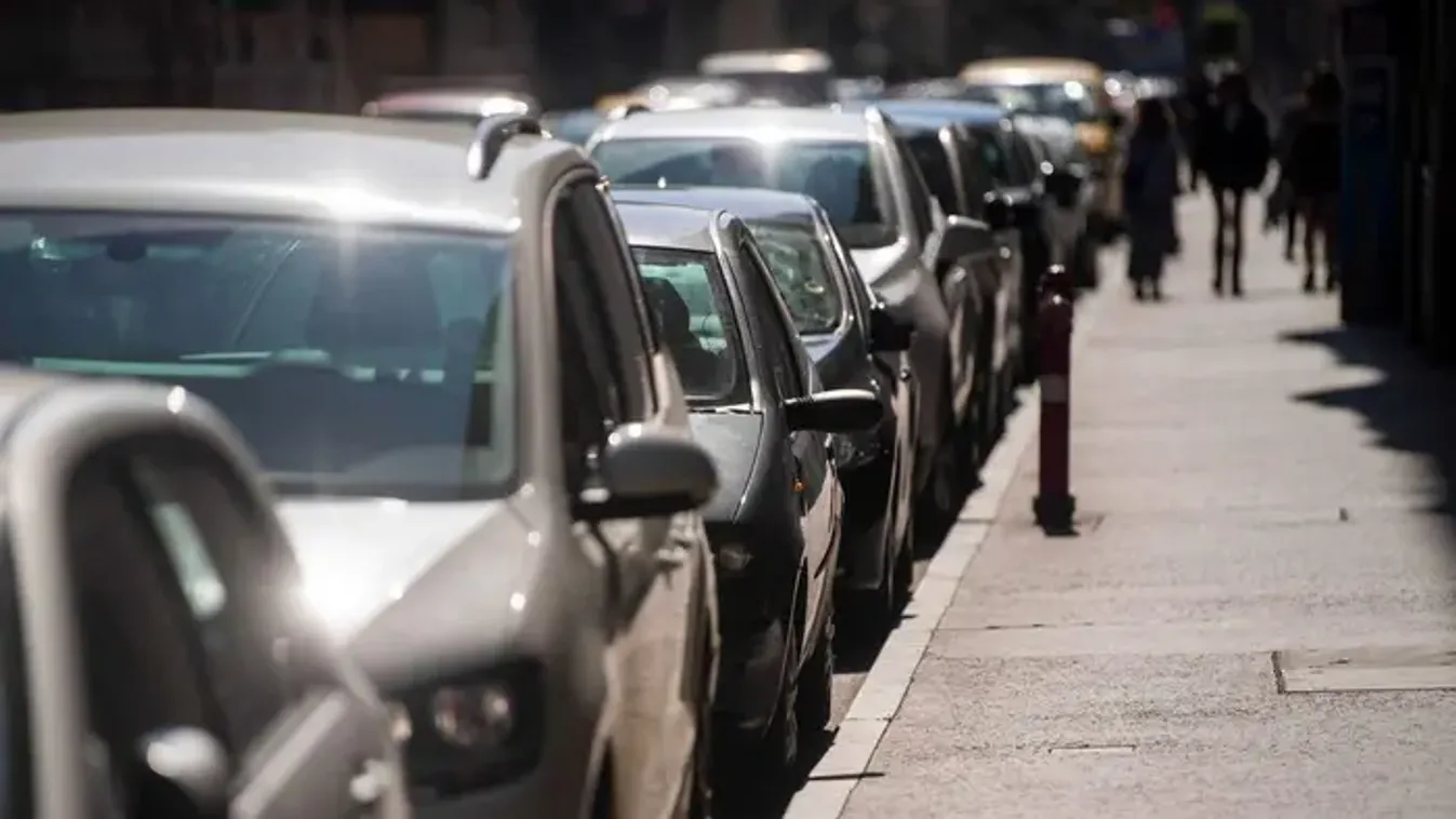 Remegve parkolnak a nyírbátori lakosok egy helyi üzletnél