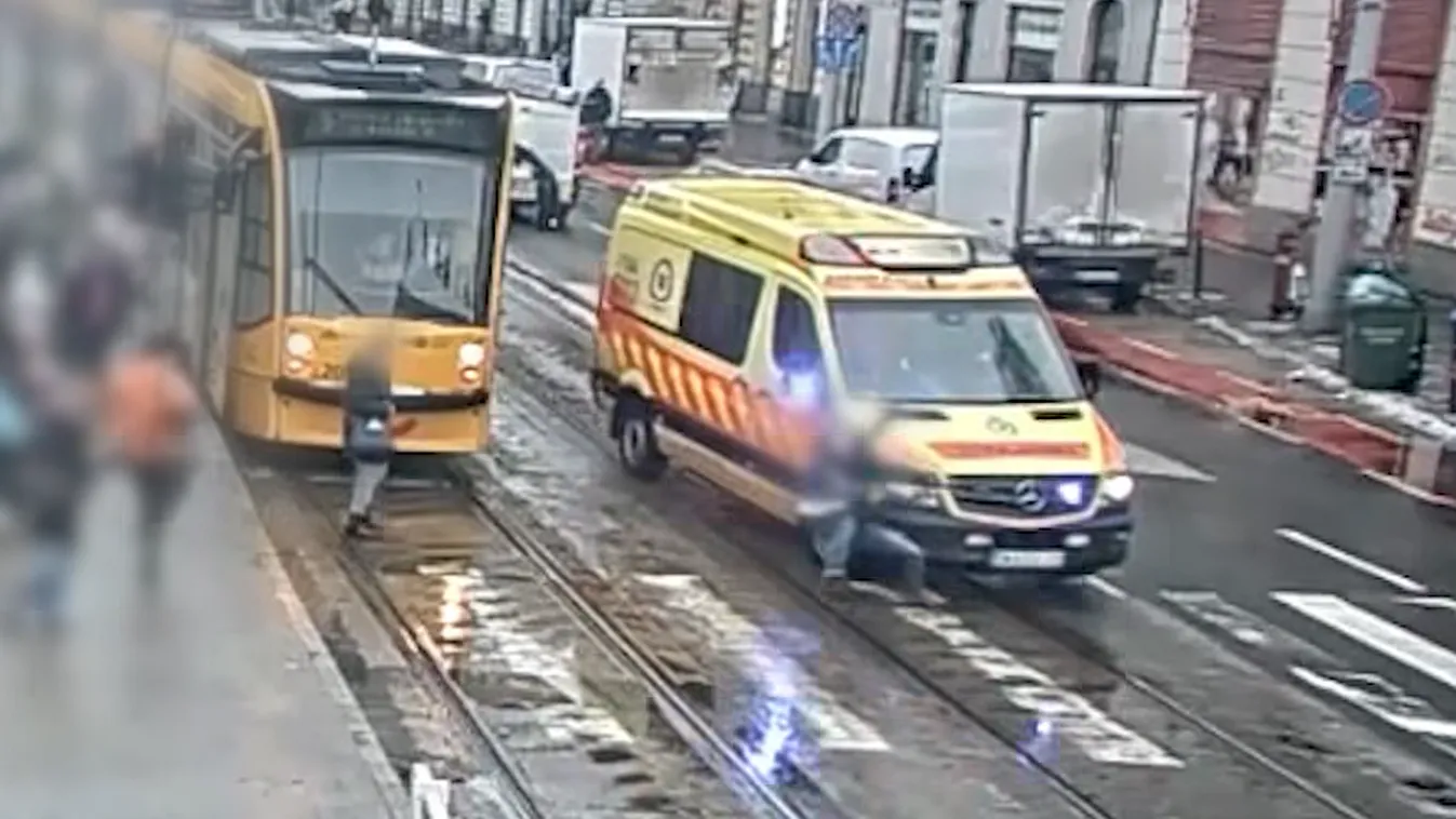 Szirénázó mentő gázolt el egy gyalogost Budapesten, sokkoló videó került elő