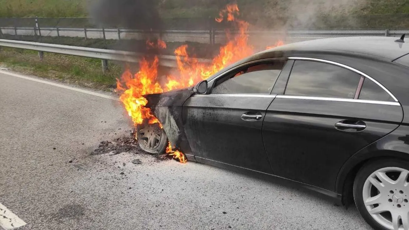 Szívfájdító fotók: Egy luxusautó semmisült meg a 21-es főúton