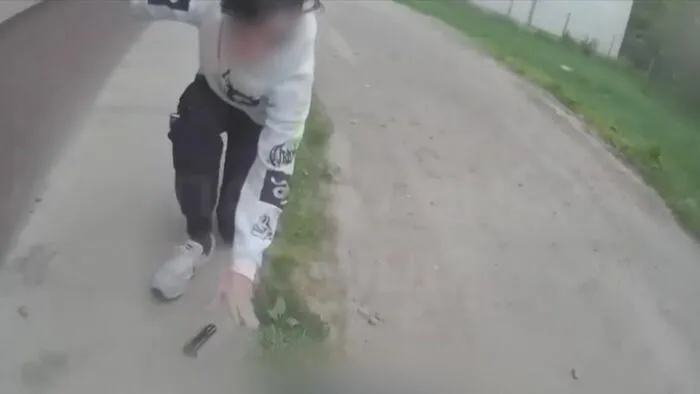 Óra közben elővett egy pisztolyt, lövöldözni kezdett egy diák Csapon