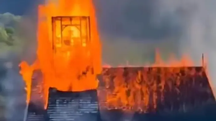 Megrendítő videó: Lángokban áll a dióshalmi templom, több egységet riasztottak