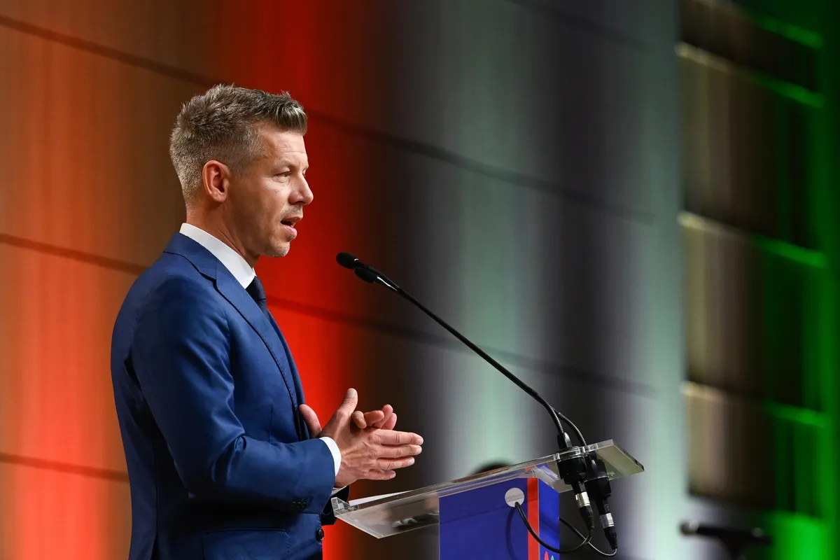 Magyar Péter ígéretet tett arra, hogy felülvizsgálják a képviselői juttatások nagyságát