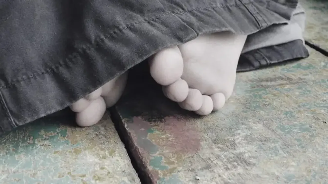 A WC-ben szülte meg a gyermekét egy nő, de kegyetlensége, itt még nem ért véget