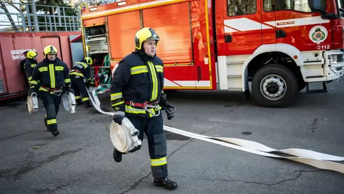 Vízóraaknába zuhant egy férfi Egerben, mentő vitte el