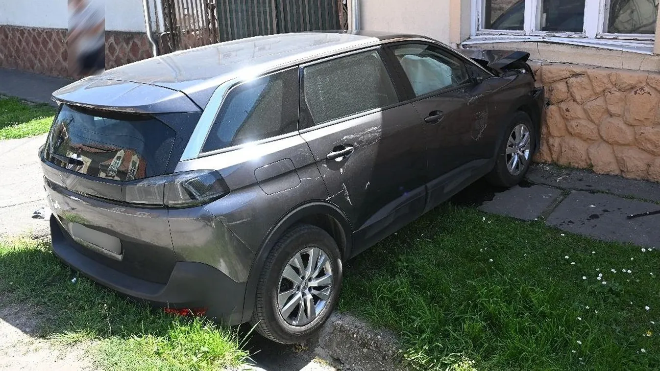 Álló autó gázpedáljára lépett egy kisfiú Pécsnél, házba csapódott
