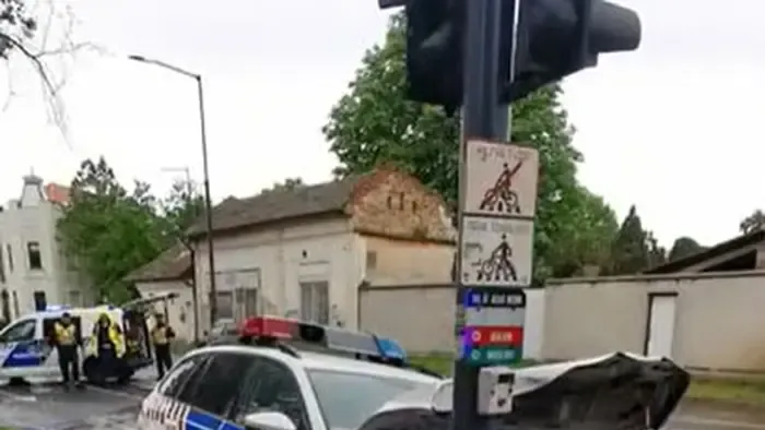 Szirénázó rendőrautó ütközött Békéscsabán, öten kerültek kórházba