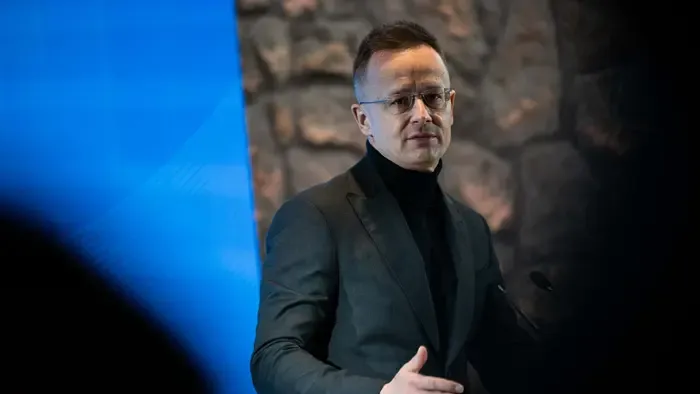 Szijjártó Péter: csak a nemzeti kormány képes kimaradni a háborúból