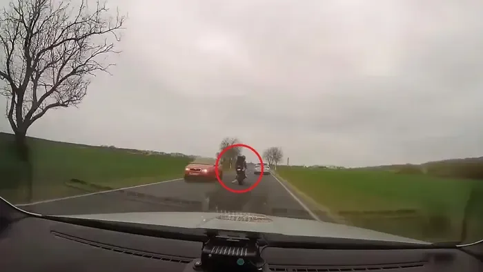 Motoros lépett meg a rendőrök elől Pókaszepetken, előtte megitta a bátorítót - Videó