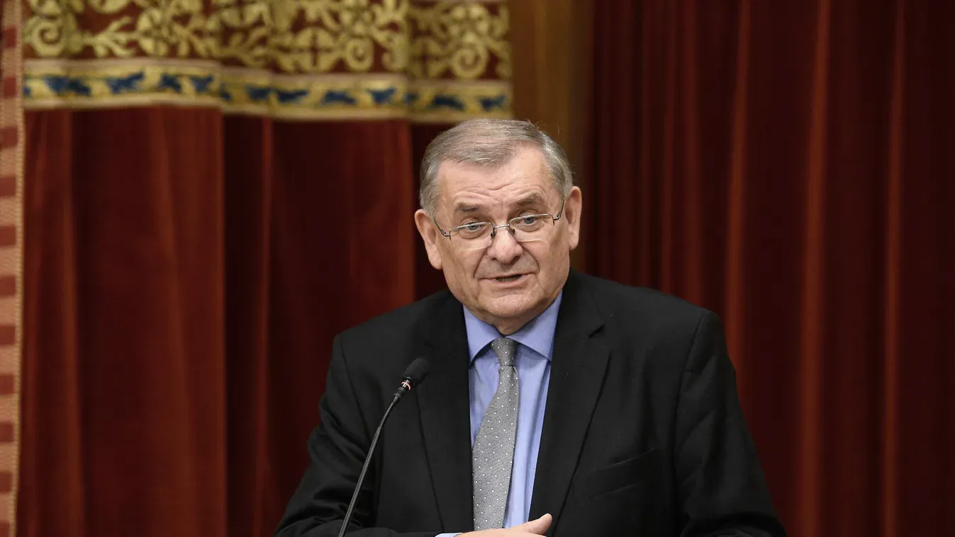 Újraválasztották Lezsák Sándort a Nemzeti Fórum elnökének