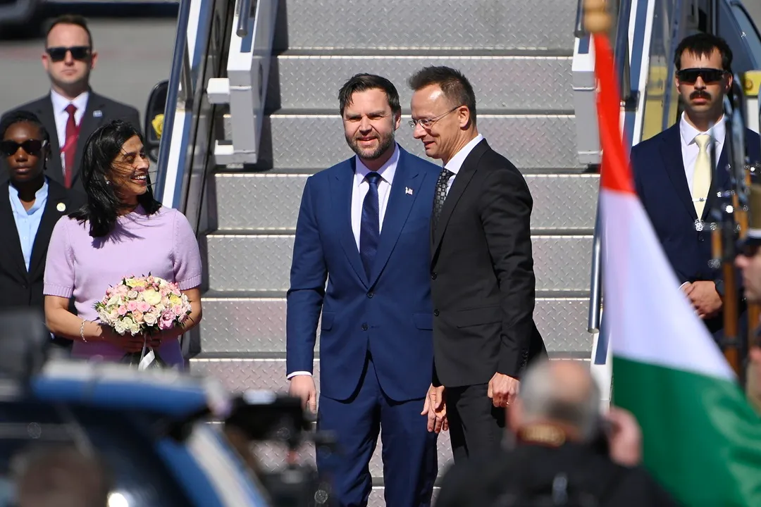 VANCE, James David; SZIJJÁRTÓ Péter