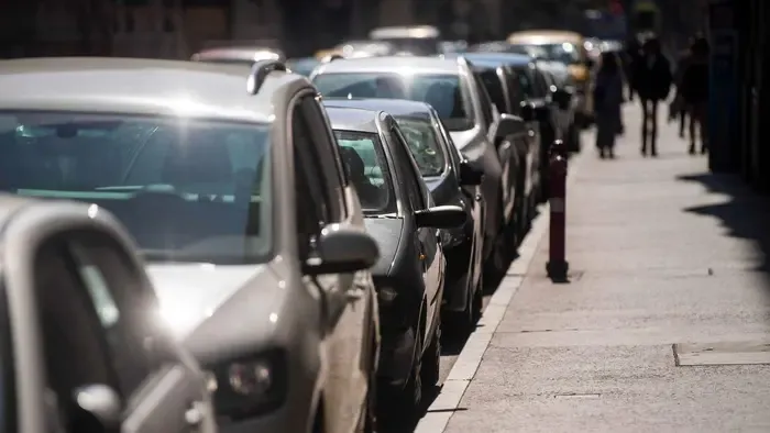 Remegve parkolnak a nyírbátori lakosok egy helyi üzletnél