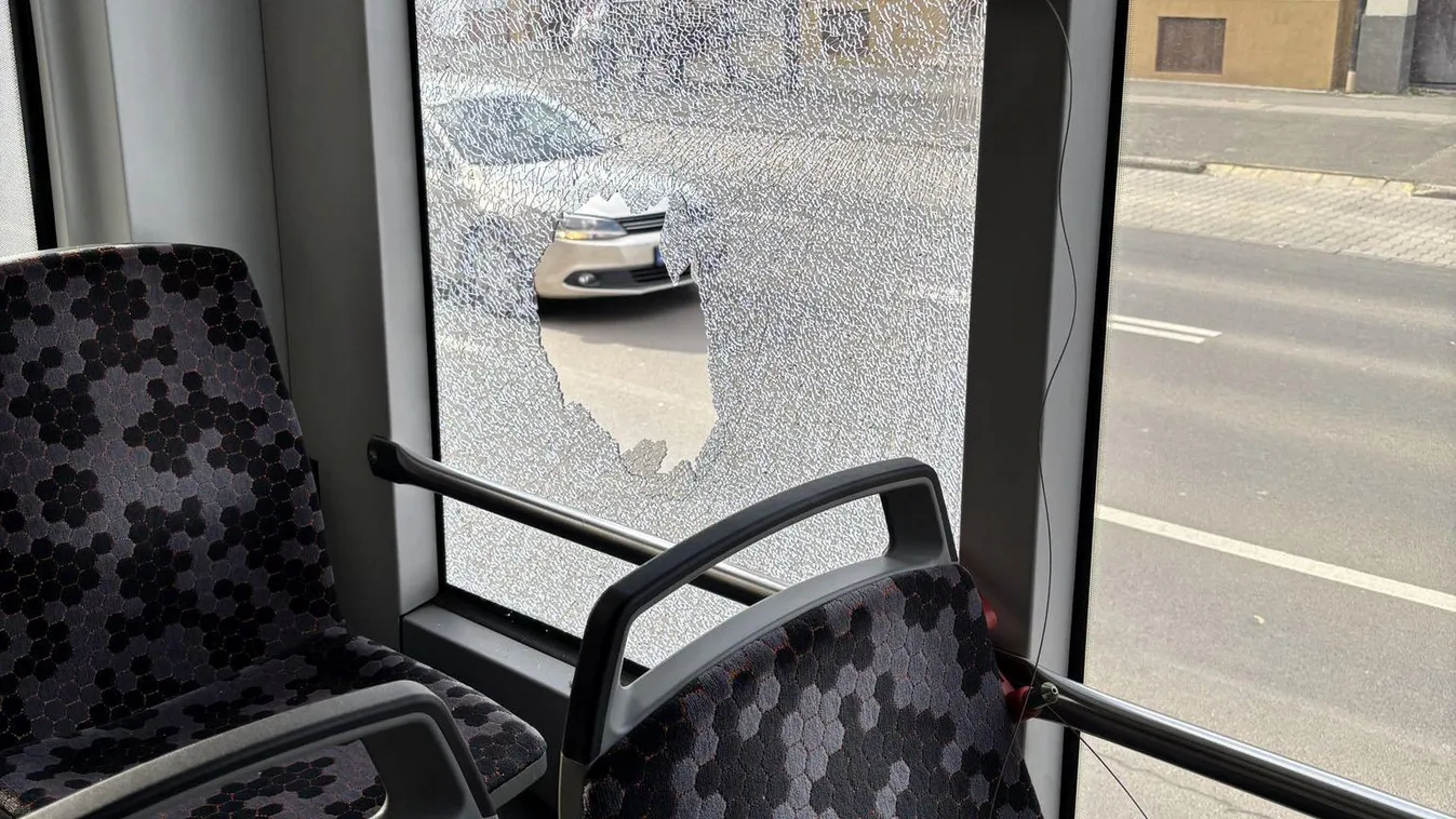 Csak ki akarta próbálni – hatalmas lyuk lett a busz ablakán Debrecenben