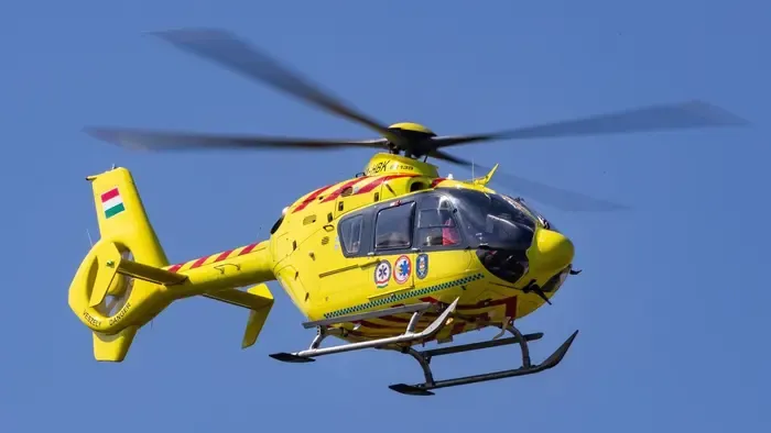 Mentőhelikopter szállt le a lángoló háznál – hatalmas tűz pusztított Kisrozvágyon