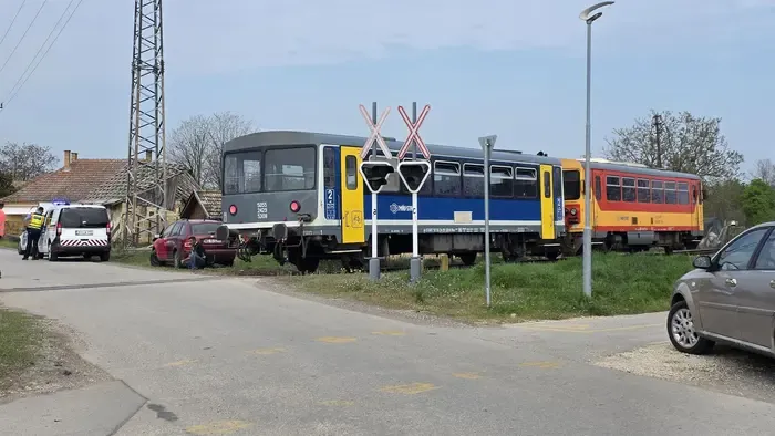 Vonat tarolt le egy autót Bács-Kiskunban, fotókon a baleset