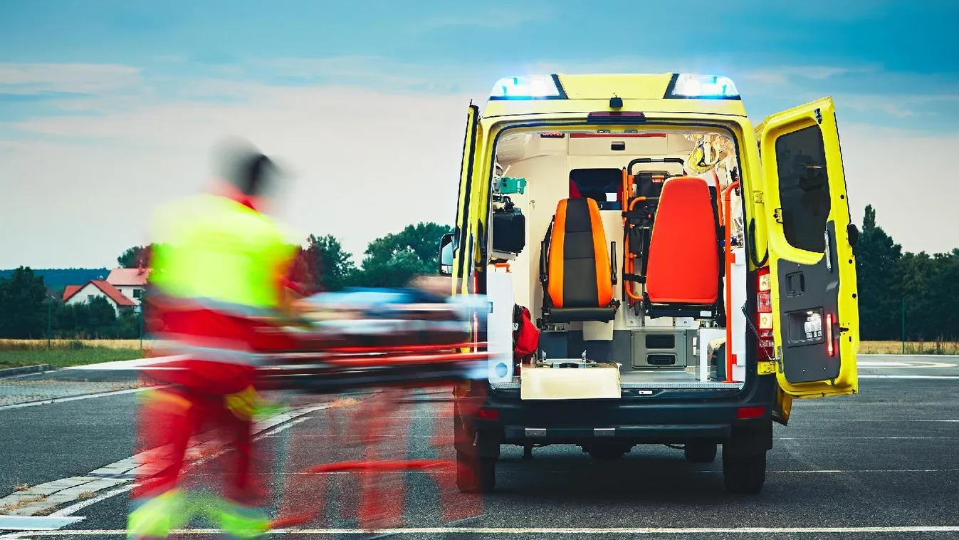 Kizuhant a babakocsiból, életveszélyes állapotban került kórházba egy csecsemő