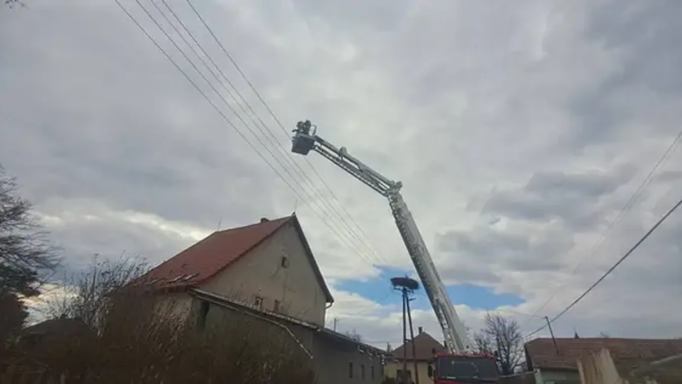 Elképesztő jelenetek játszódtak le Tiszaörs központjában, mentőakció volt a magasban