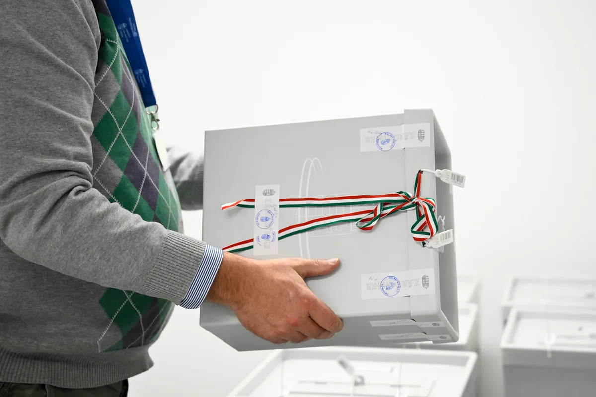 Az országgyűlési választás eddig beérkezett külképviseleti urnáit, azok sértetlenségét ellenőrzik a Nemzeti Választási Bizottság tagjai a Nemzeti Választási Iroda (NVI) Hengermalom úti székházában – a választást végül a Tisza Párt nyerte