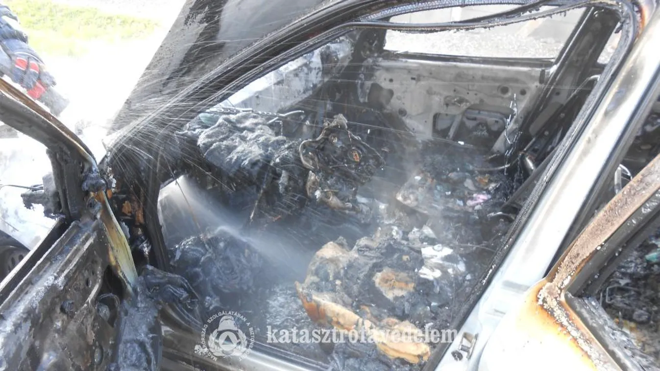 Menet közben kigyulladt, és porrá égett egy autó Nógrádban – Fotókkal