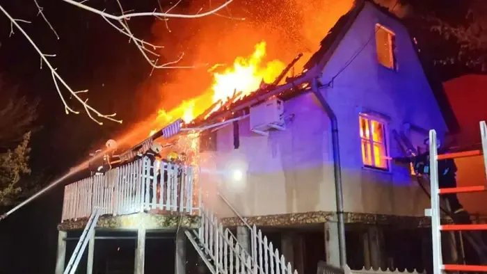 Lángba borult egy nyaraló Szabolcsban, fotón a méteres tűzcsóvák