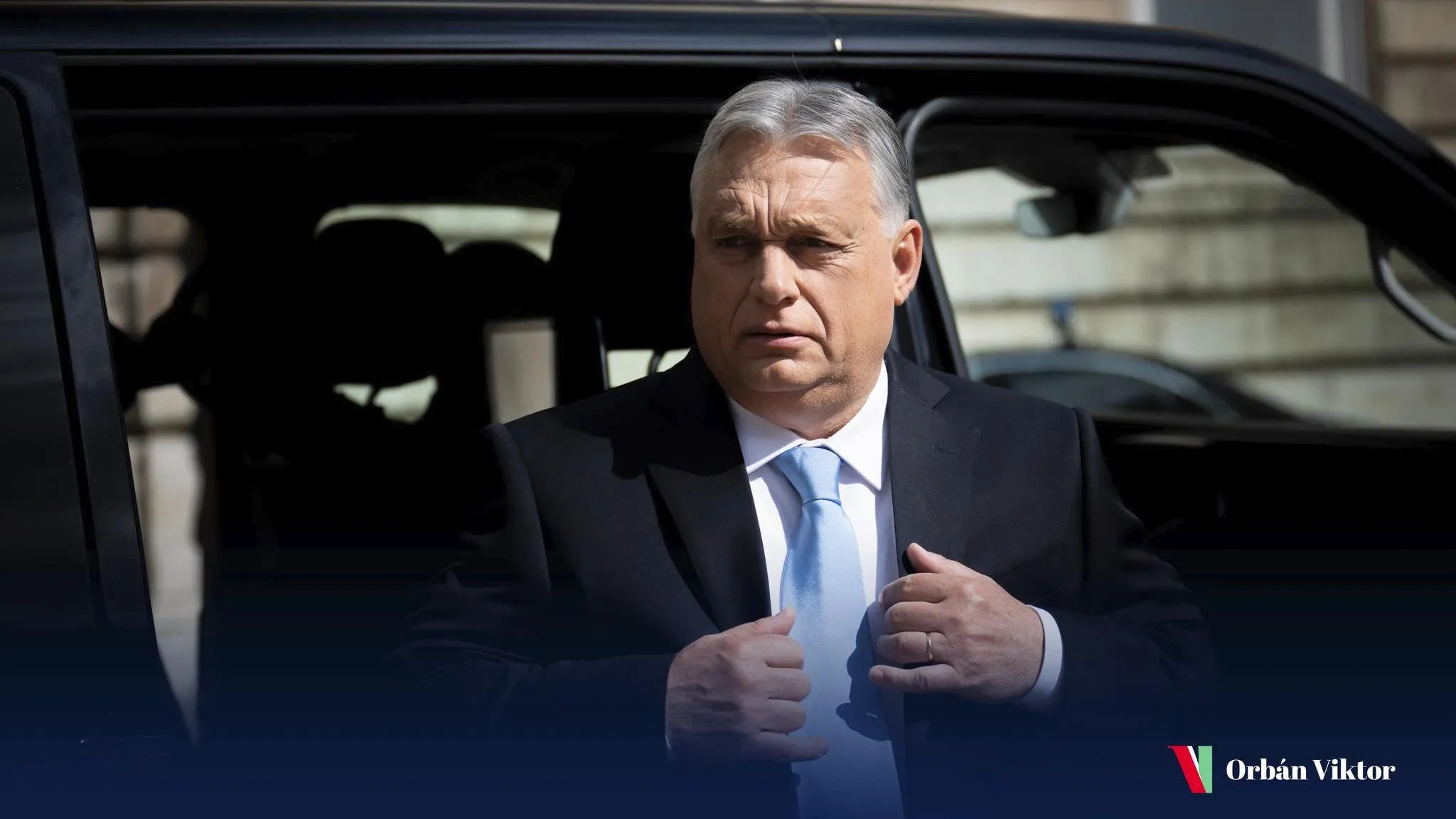 Zúzzunk! − mondja Orbán Viktor, majd elindul a kocsijával, amelyben üvölt a zene