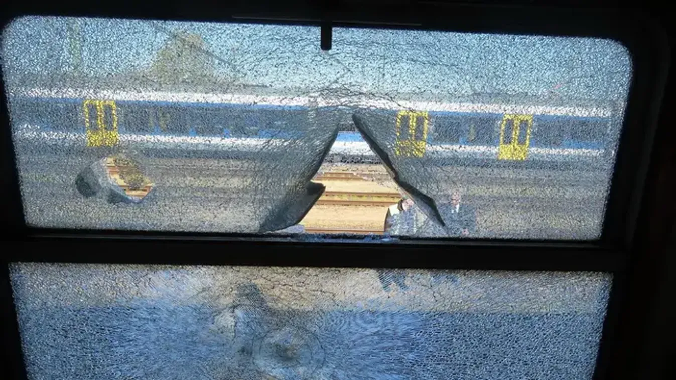 Dühöngött egy utas a szolnoki pályaudvaron, fotókon a féktelen pusztítása