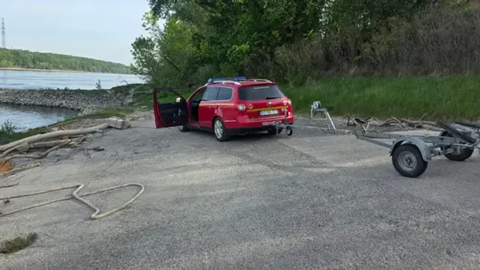 Horror Szigetújfaluban: Egy bejelentés után ellepték a Duna-partot az egyenruhások