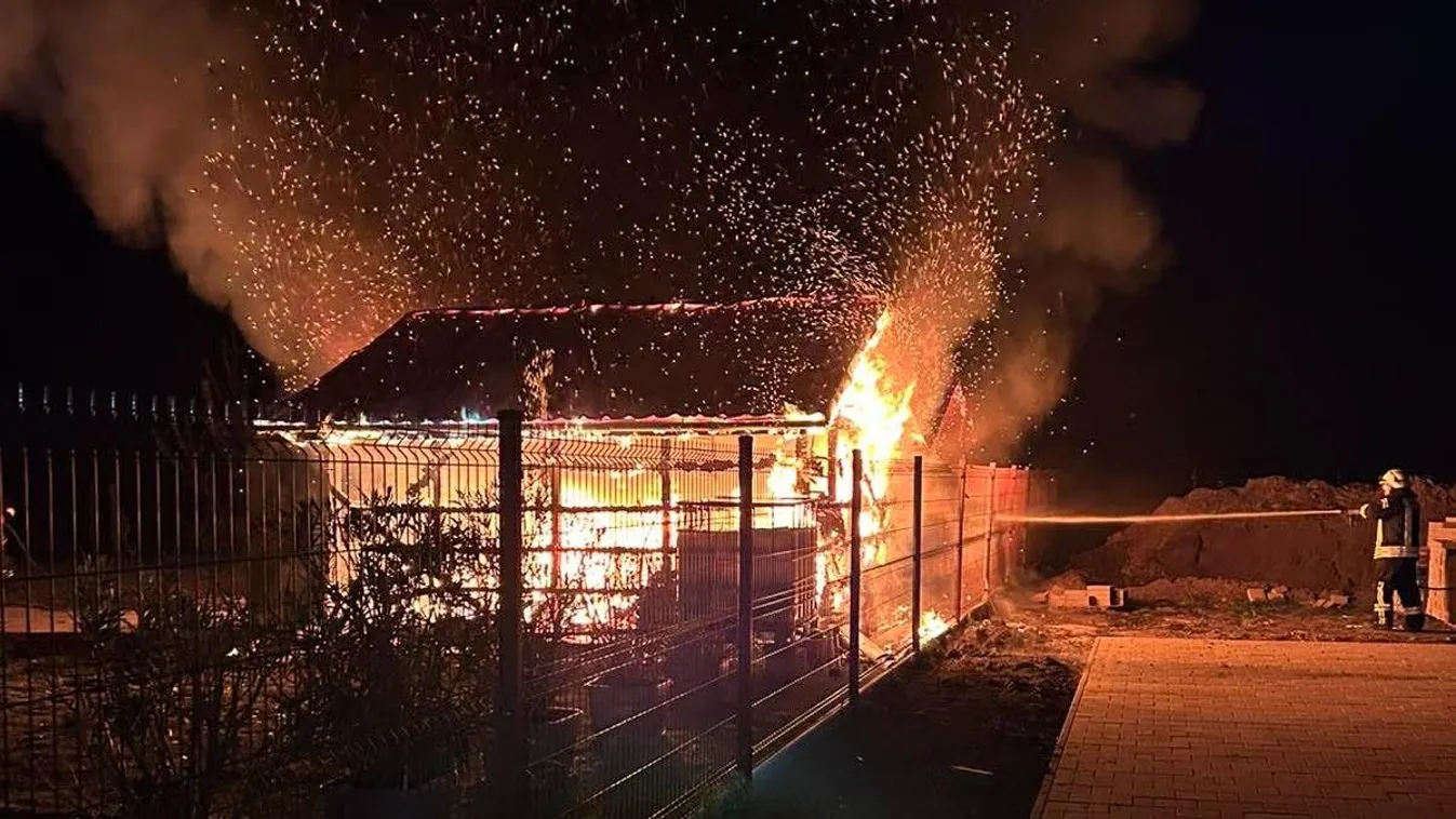 Pokoli lángok Simontornyán: az épülettel együtt egy autó is porig égett