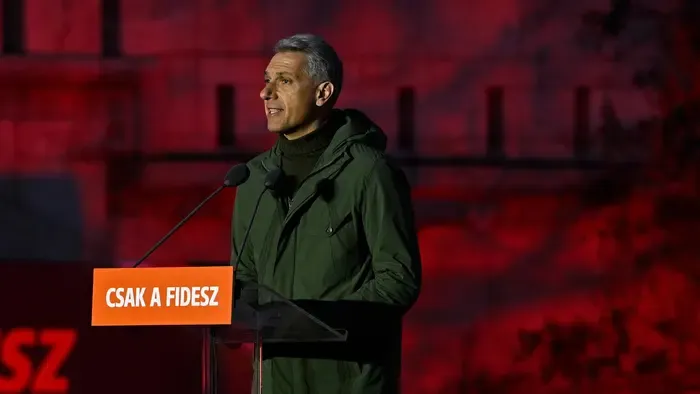 Lázár János: Holnap eldől, kimaradunk a háborúból vagy belépünk a háborúba