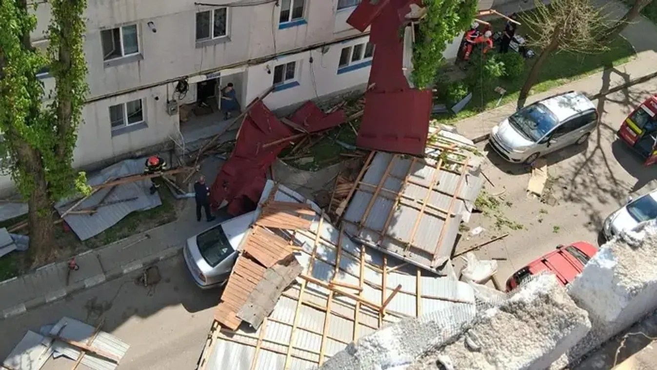 Leomlott egy társasház tetőszerkezete, egy járókelő belehalt a sérüléseibe