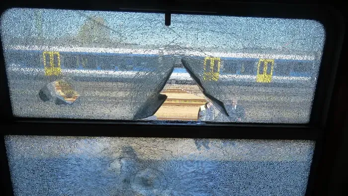 Dühöngött egy utas a szolnoki pályaudvaron, fotókon a féktelen pusztítása