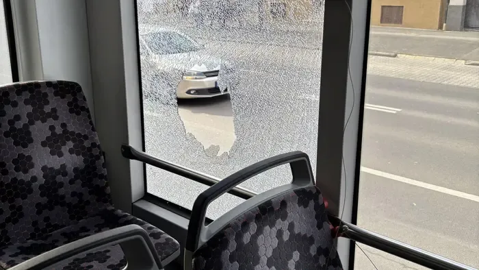 Csak ki akarta próbálni – hatalmas lyuk lett a busz ablakán Debrecenben