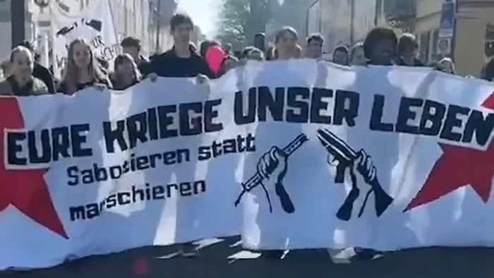 Ellenállnak a német fiatalok: nem akarnak brüsszeli érdekekért háborúba menni