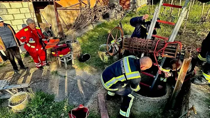 Kútba zuhant egy nagymuzsalyi nő, fotókon a rémisztő baleset helyszíne