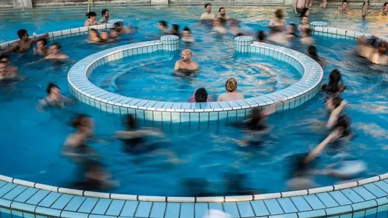 Várni kell a csobbanásra: szokatlan fordulat a hazai fürdők életében