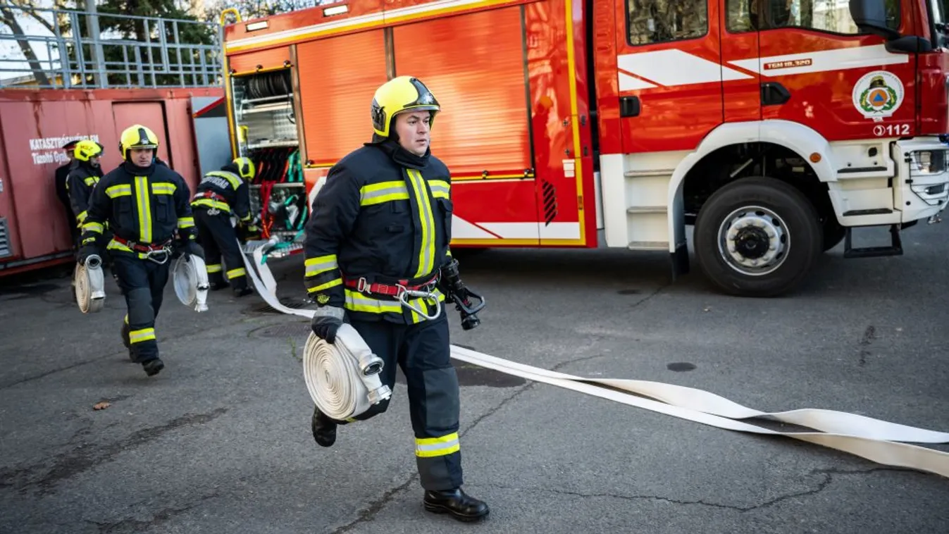 Vízóraaknába zuhant egy férfi Egerben, mentő vitte el