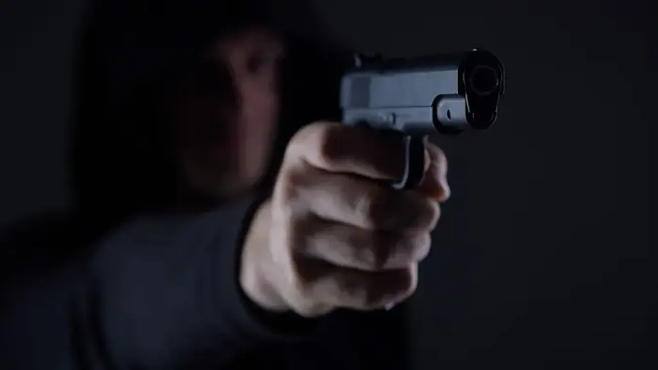 Tinik rabolták el osztálytársukat, megverték és fegyverrel fenyegették