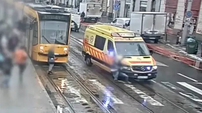 Szirénázó mentő gázolt el egy gyalogost Budapesten, sokkoló videó került elő