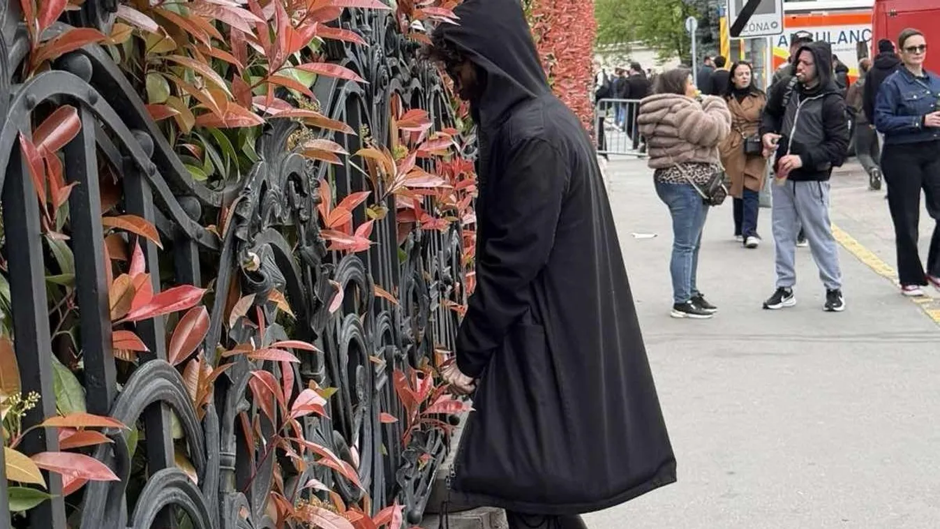 Cicanacis transzi vizelte oldalba a Fidesz székházat - Fotók