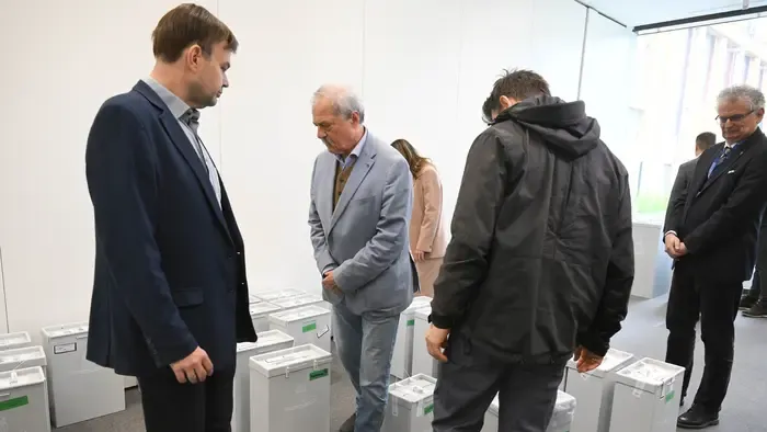 Lezárt állapotban találta a külképviseleti urnákat az NVB