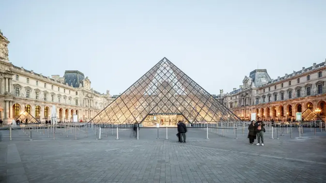 Lezárták a Louvre környékét, azonnal lépni kellett - videóval