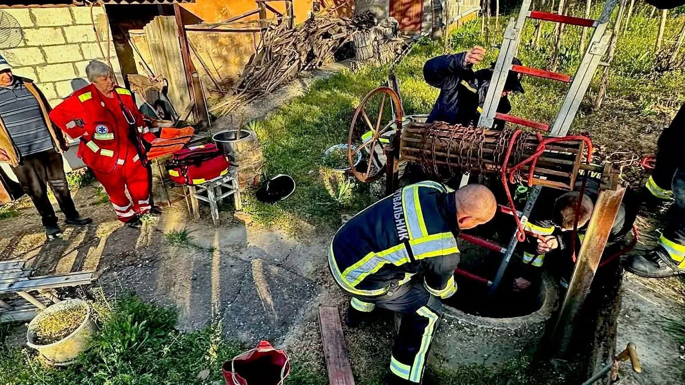 Kútba zuhant egy nagymuzsalyi nő, fotókon a rémisztő baleset helyszíne