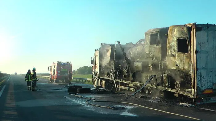 Durva látvány, porig égett egy kisteherautókat szállító kamion az M43-ason