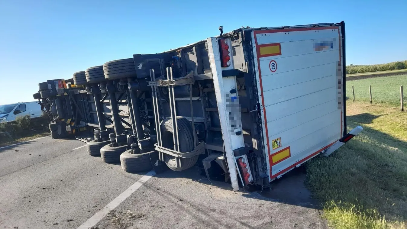Felborult egy kamion Hernádnál, lezárták az M5-ös autópályát - Fotó