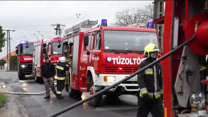 Tűz pusztított egy kétezer négyzetméteres csarnokban Gárdonynál