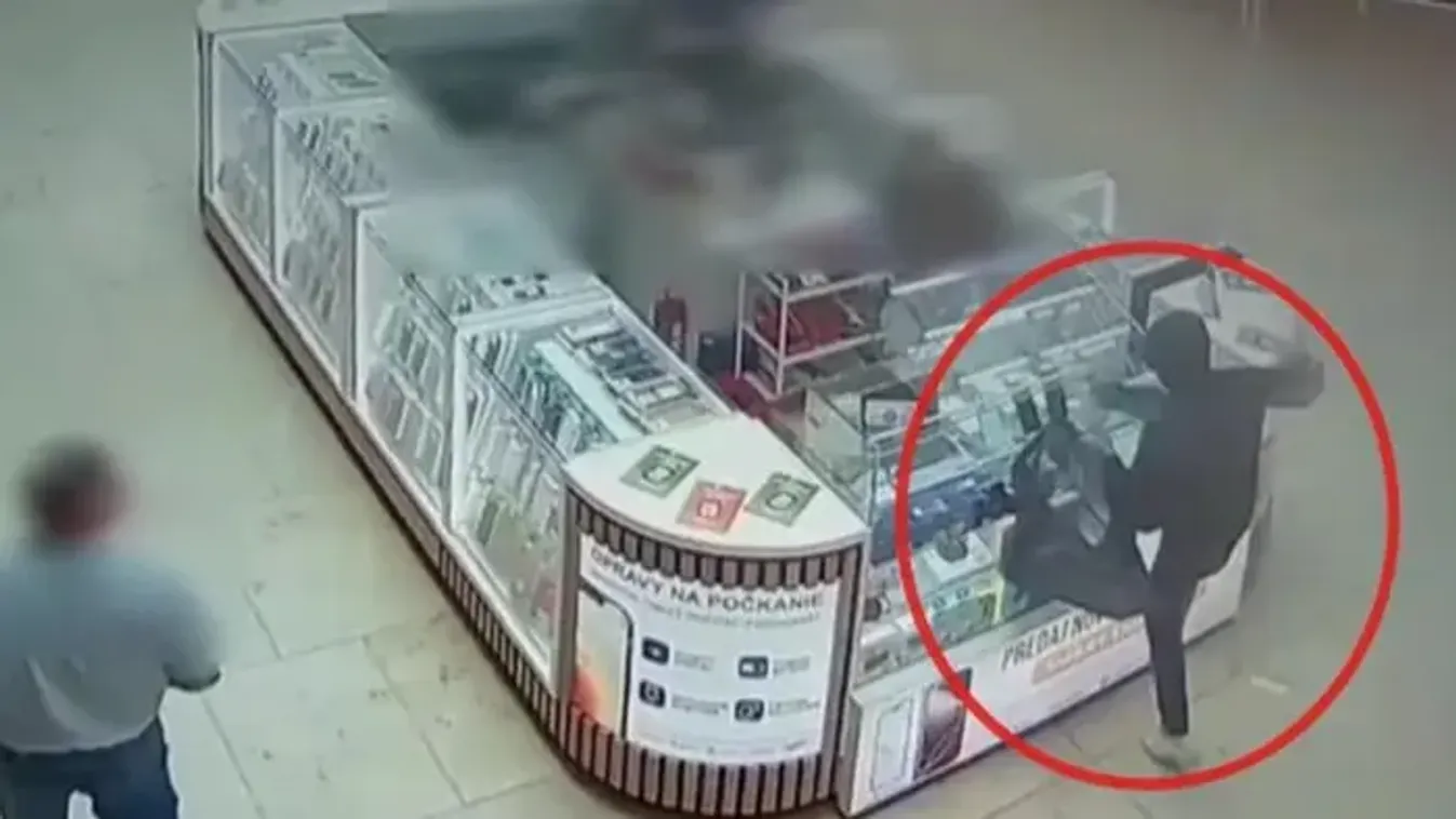 Fényes nappal tört-zúzott egy férfi egy bevásárlóközpontban - videóval