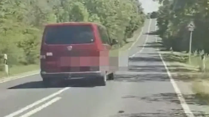 Videón, ahogy egy részeg autós kacsázott a Balaton felé vezető úton