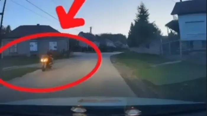 Részeg motoros landolt az árokban Zircnél, a rendőrök páholyból nézték