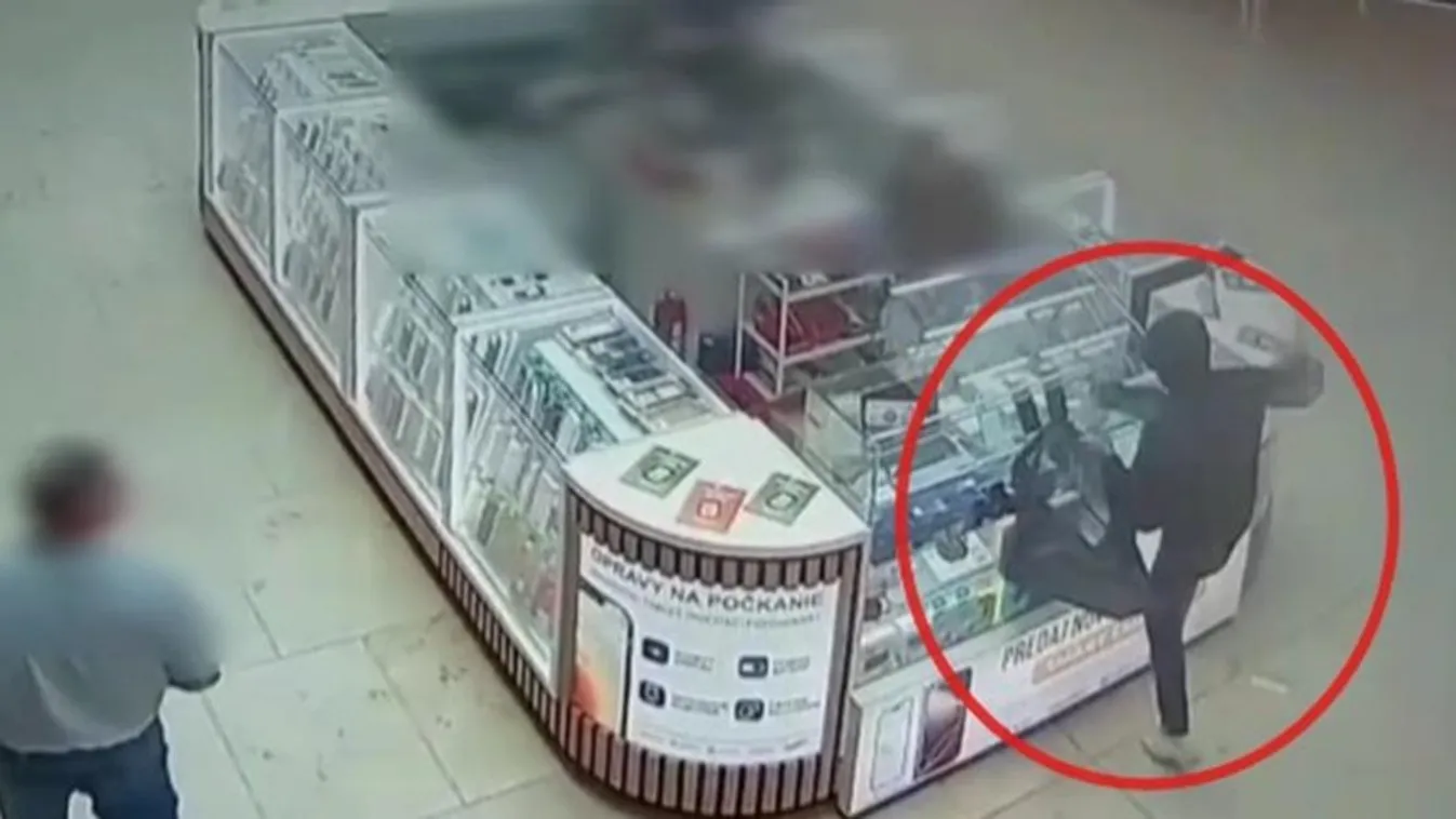 Fényes nappal tört-zúzott egy férfi egy bevásárlóközpontban - videóval