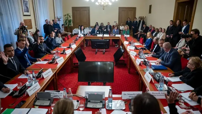  Megalakul az új kormány, ülést tart a parlament, esküt tesznek a miniszterek